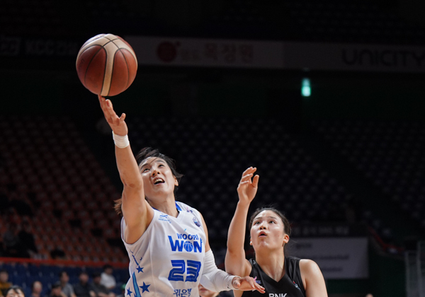 '김단비 24점' 우리은행, BNK에 57-52 승리…시즌 첫 4연승