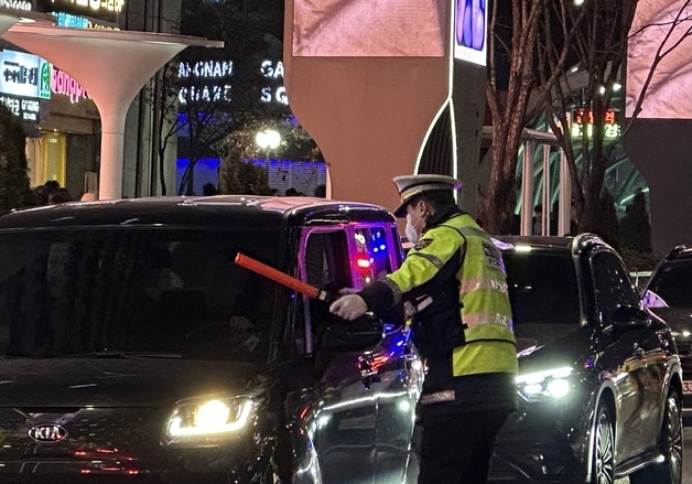 연말 음주단속 칼 빼든 경찰…강남권서 2시간 만에 7건 적발