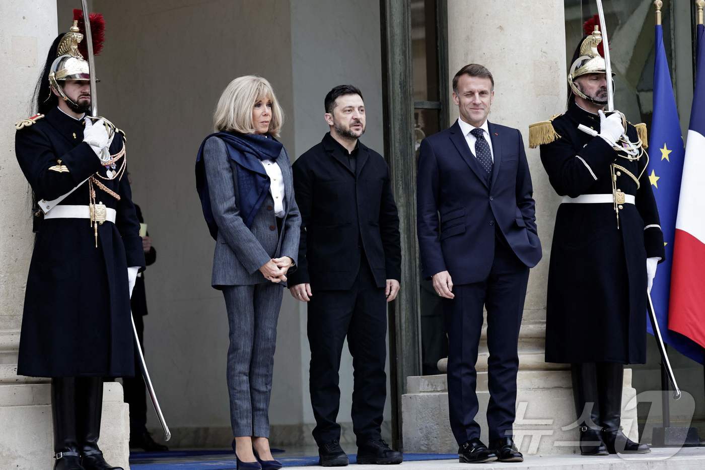 (파리 AFP=뉴스1) 강민경 기자 = 에마뉘엘 마크롱 프랑스 대통령과 그의 아내 브리지트 여사가 1일 파리 엘리제궁을 찾은 볼로디미르 젤렌스키 우크라이나 대통령(가운데)을 맞이하 …