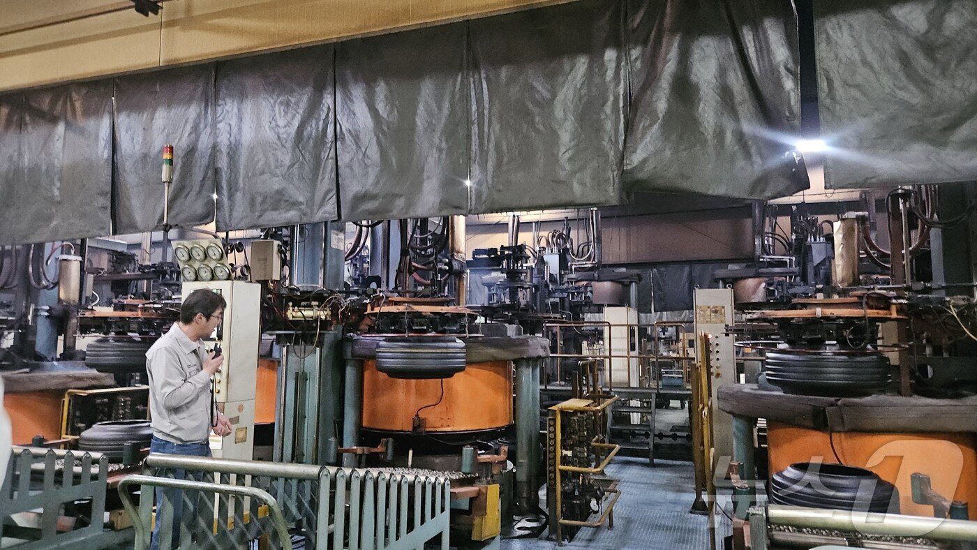 본문 이미지 - 충칭시에 위치한 한국타이어 공장 내부 ⓒ News1 정은지 특파원