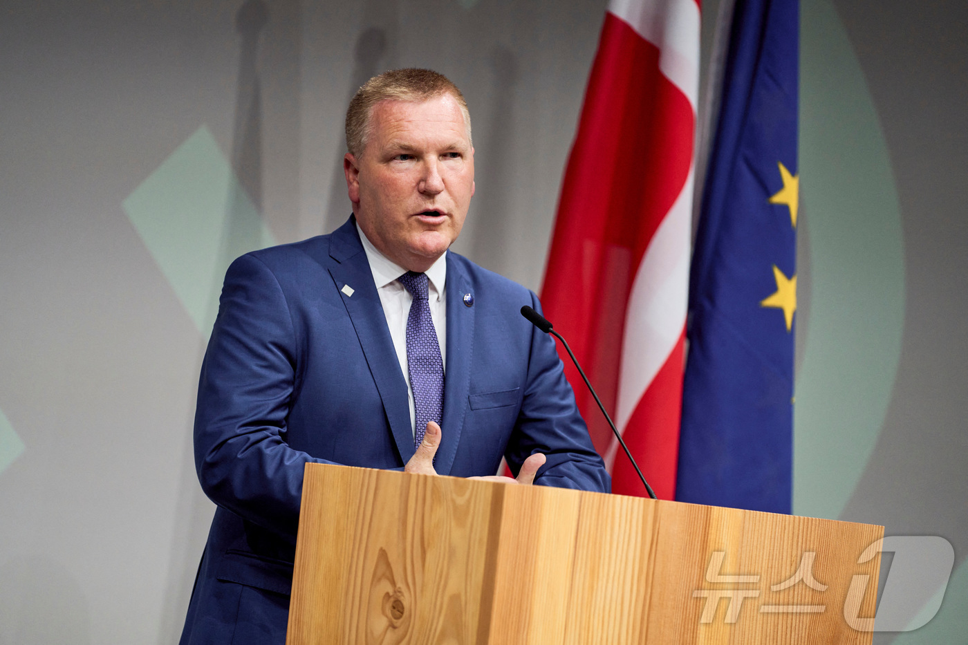 (코펜하겐 로이터=뉴스1) 강민경 기자 = 마이클 맥그래스 유럽연합(EU) 법치담당 집행위원이 지난 9월 2일 덴마크 코펜하겐에서 열린 한 국제 행사에 참석해 연설하고 있다. 20 …