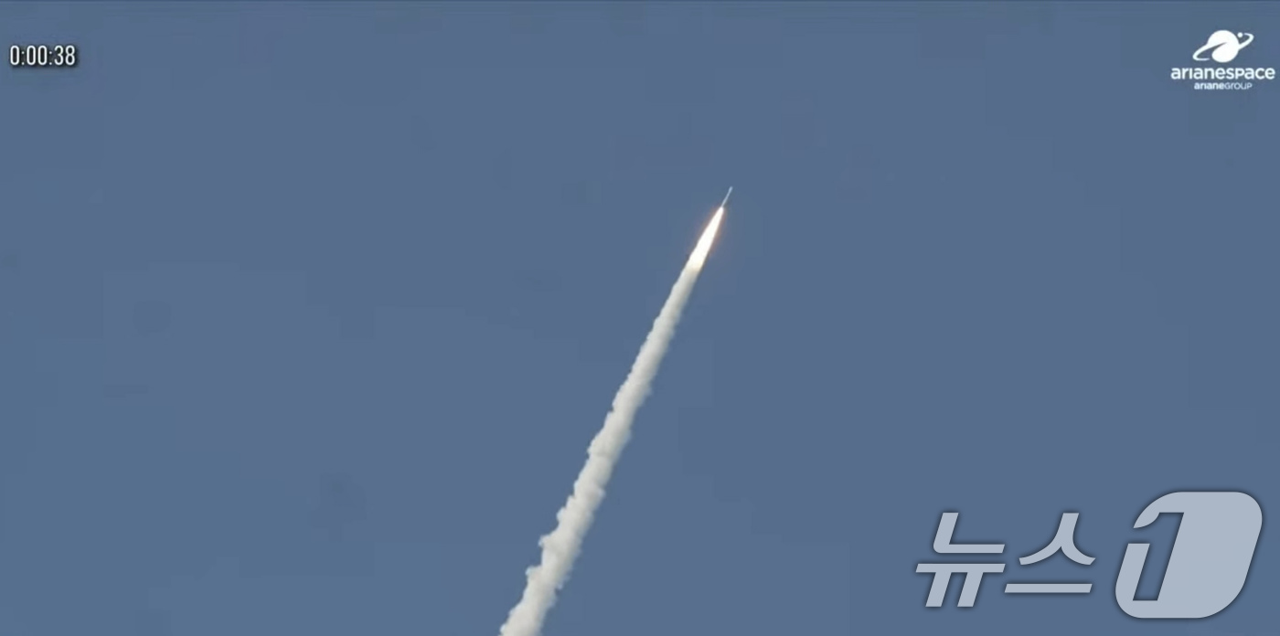 (서울=뉴스1) = 국내 자체 기술로 개발한 초고해상도 관측위성 아리랑 7호가 2일 새벽 2시 21분(한국시간) 남미 프랑스령 기아나 쿠루 기아나우주센터에서 아리안스페이스 베가-C …