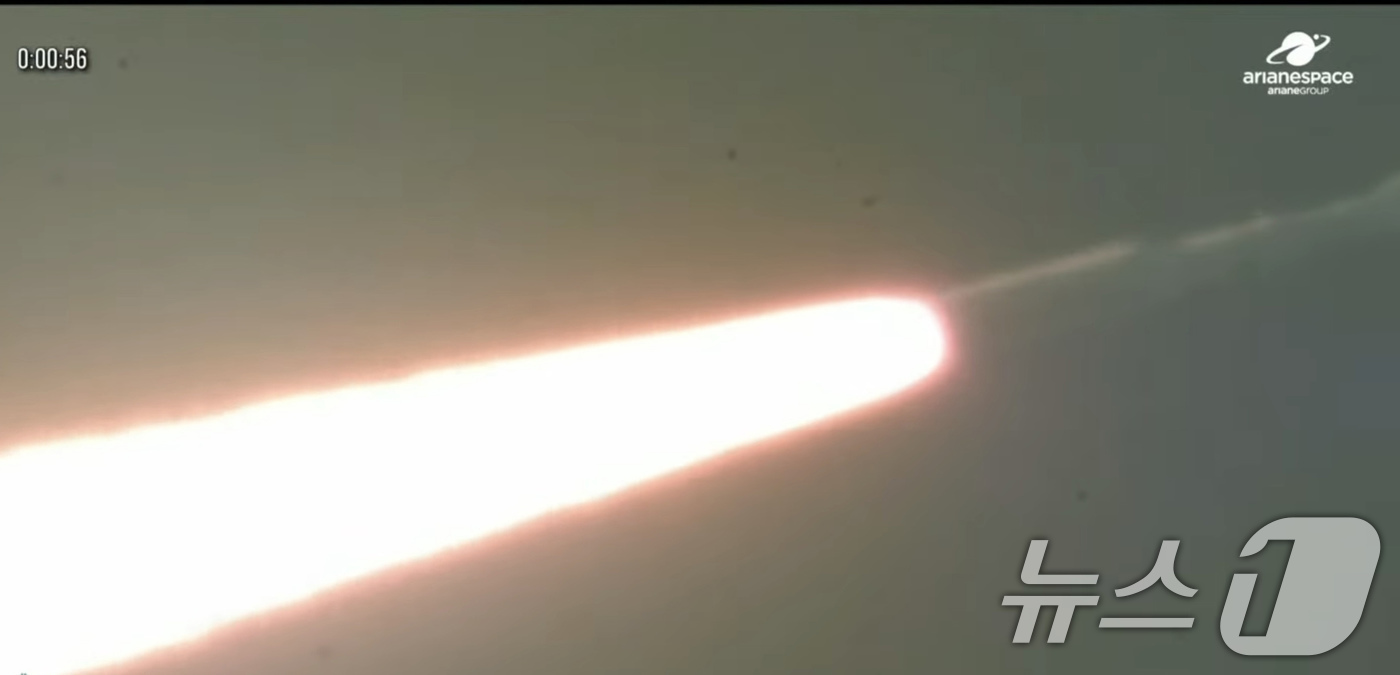 (서울=뉴스1) = 국내 자체 기술로 개발한 초고해상도 관측위성 아리랑 7호가 2일 새벽 2시 21분(한국시간) 남미 프랑스령 기아나 쿠루 기아나우주센터에서 아리안스페이스 베가-C …