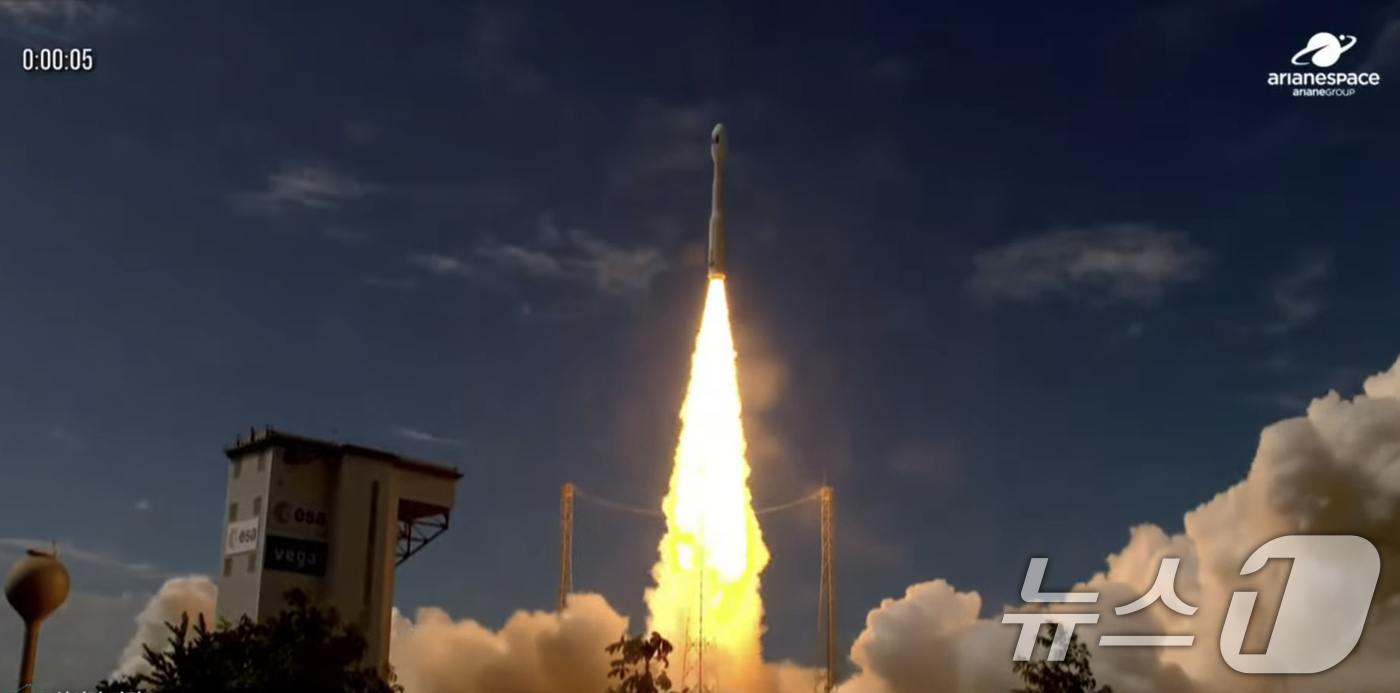 (서울=뉴스1) = 국내 자체 기술로 개발한 초고해상도 관측위성 아리랑 7호가 2일 새벽 2시 21분(한국시간) 남미 프랑스령 기아나 쿠루 기아나우주센터에서 아리안스페이스 베가-C …