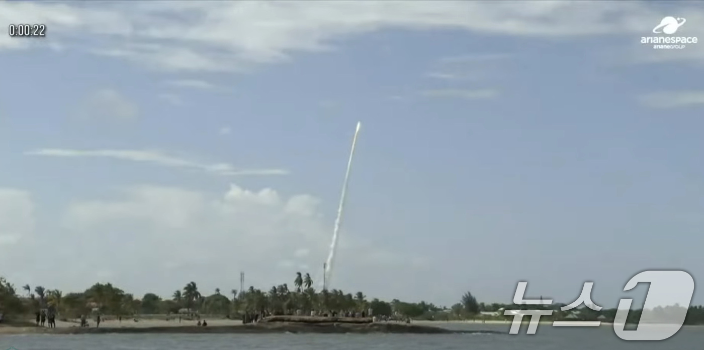 (서울=뉴스1) = 국내 자체 기술로 개발한 초고해상도 관측위성 아리랑 7호가 2일 새벽 2시 21분(한국시간) 남미 프랑스령 기아나 쿠루 기아나우주센터에서 아리안스페이스 베가-C …