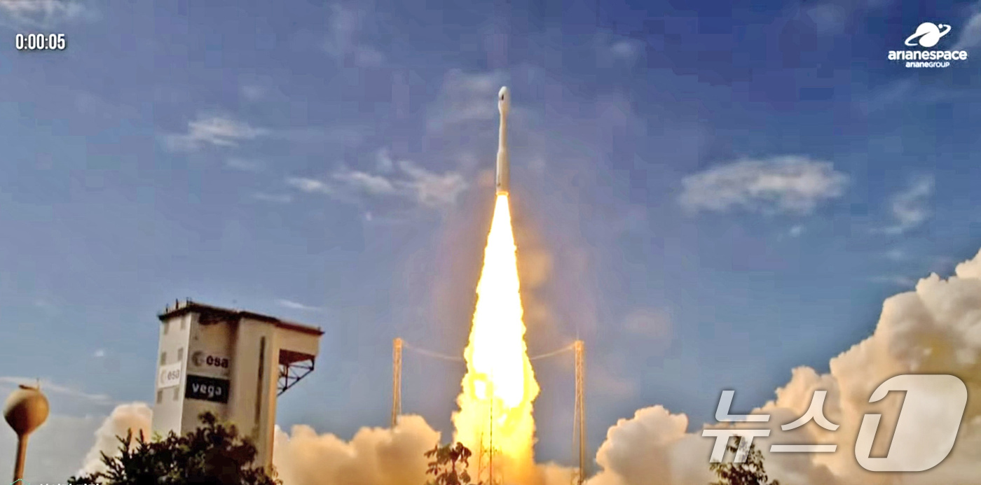 (서울=뉴스1) = 국내 자체 기술로 개발한 초고해상도 관측위성 아리랑 7호가 2일 새벽 2시 21분(한국시간) 남미 프랑스령 기아나 쿠루 기아나우주센터에서 아리안스페이스 베가-C …