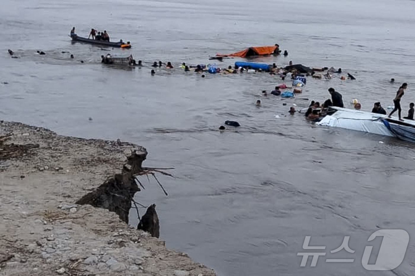 (이파리아 AFP=뉴스1) 강민경 기자 = 페루 중부 이파리아에서 1일 산사태가 발생해 최소 12명이 숨졌다. 2025.12.1ⓒ AFP=뉴스1