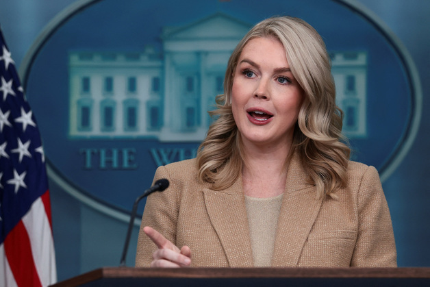 "내가 방임 부모라고?"…'추방 위기' 백악관 대변인 전 올케 반박