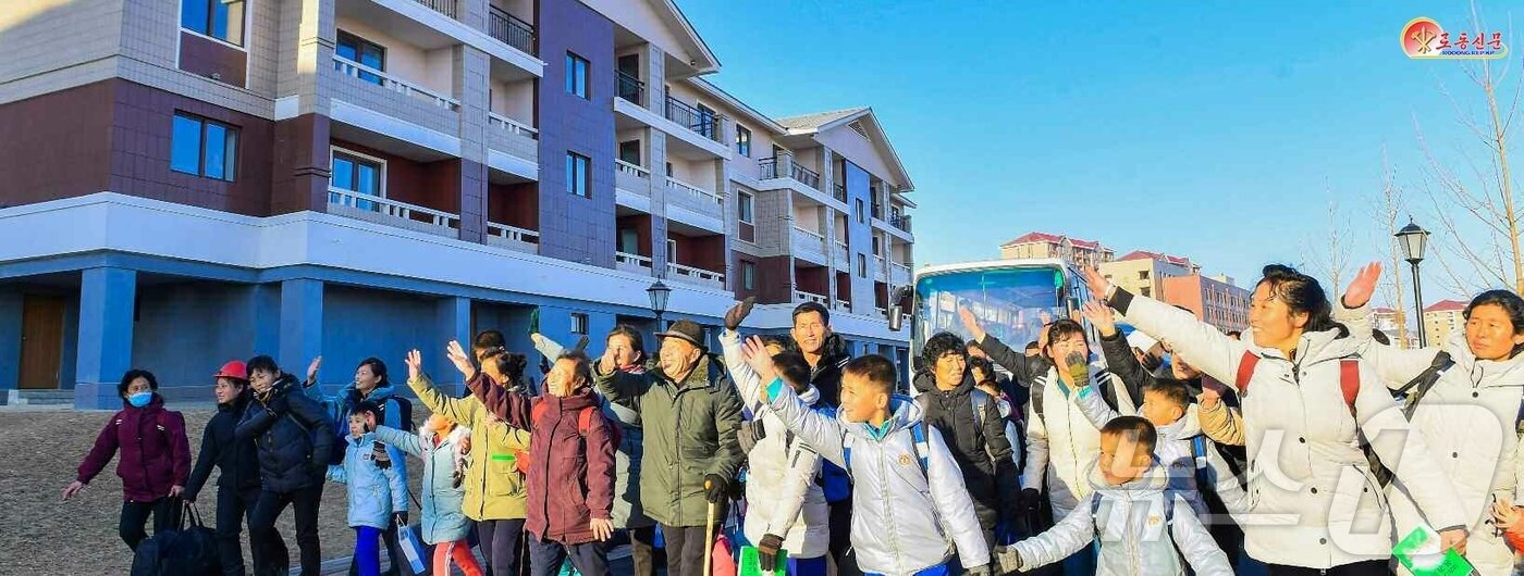 본문 이미지 - &#40;평양 노동신문=뉴스1&#41; = 북한 노동당 기관지 노동신문은 2일 &#34;재앙을 당한 사람들이 행복의 주인공으로 되는 나라＂라며 ＂우리 당의 숭고한 위민헌신이 과연 어떤 것인가를 알려면 바로 수해지역에 일떠선 선경마을들에 보금자리를 편 주인공들을 만나보아야 할 것＂이라고 보도했다. [국내에서만 사용가능. 재배포 금지. DB 금지. For Use Only in the Republic of Korea. Redistribution Prohibited] rodongphoto@news1.kr