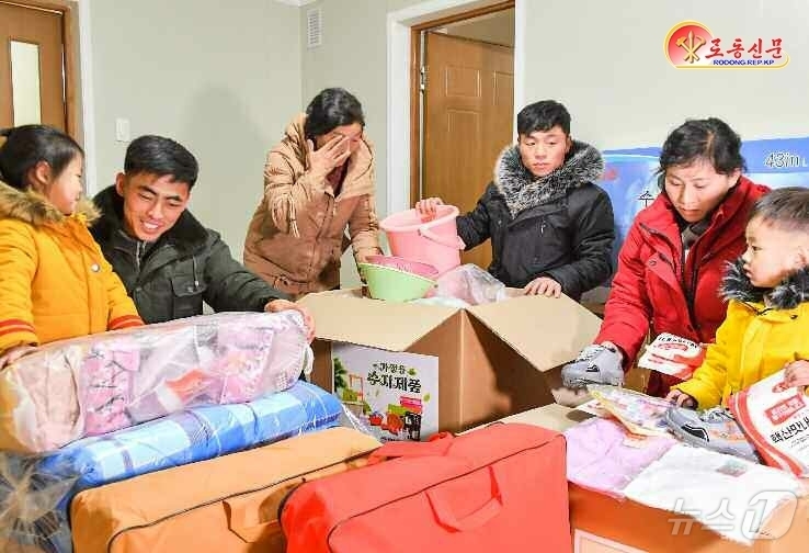 (평양 노동신문=뉴스1) = 북한 노동당 기관지 노동신문은 2일 "재앙을 당한 사람들이 행복의 주인공으로 되는 나라"라며 "우리 당의 숭고한 위민헌신이 과연 어떤 것인가를 알려면 …