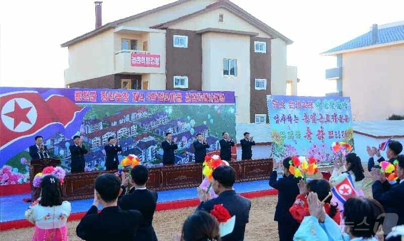 (평양 노동신문=뉴스1) = 북한 노동당 기관지 노동신문은 2일 "평안북도 용천군 장산농장, 천마군 비화농장에 현대적인 문화주택들이 일떠섰다"고 보도했다. [국내에서만 사용가능. …