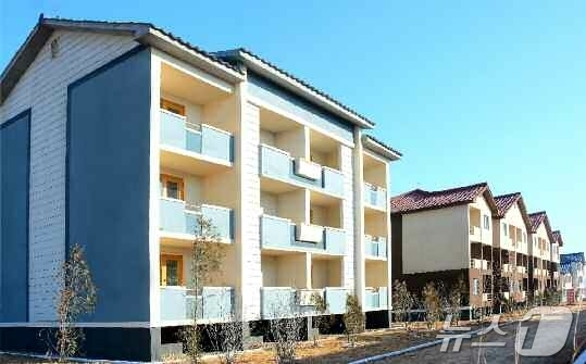 (평양 노동신문=뉴스1) = 북한 노동당 기관지 노동신문은 2일 "평안북도 용천군 장산농장, 천마군 비화농장에 현대적인 문화주택들이 일떠섰다"고 보도했다. [국내에서만 사용가능. …