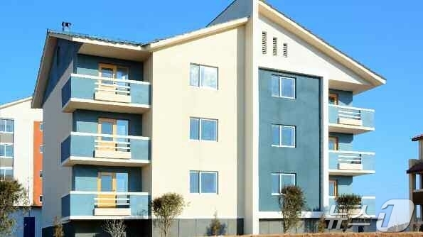 (평양 노동신문=뉴스1) = 북한 노동당 기관지 노동신문은 2일 "평안북도 용천군 장산농장, 천마군 비화농장에 현대적인 문화주택들이 일떠섰다"고 보도했다. [국내에서만 사용가능. …