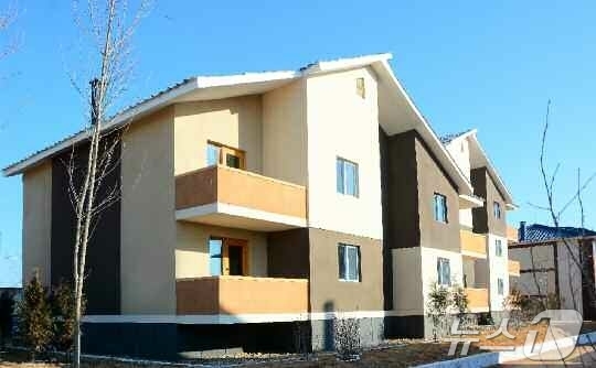 (평양 노동신문=뉴스1) = 북한 노동당 기관지 노동신문은 2일 "평안북도 용천군 장산농장, 천마군 비화농장에 현대적인 문화주택들이 일떠섰다"고 보도했다. [국내에서만 사용가능. …