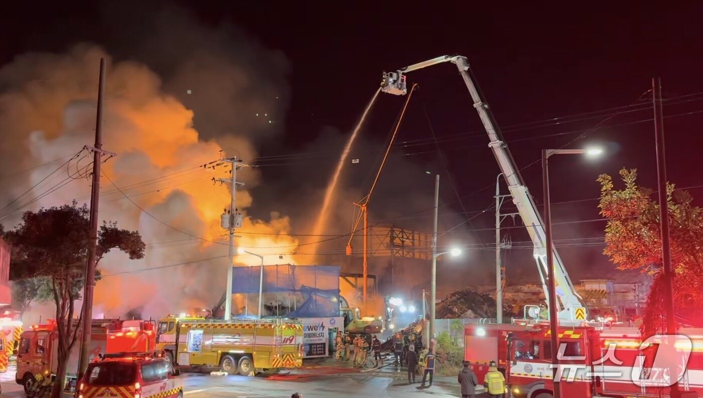 본문 이미지 - 지난 1일 오후 9시27분쯤 발생한 제주 토평공업단지 야적장 화재 현장에서 소방당국이 진화 작업을 하는 모습.(제주도소방안전본부 제공. 재판매 및 DB 금지)