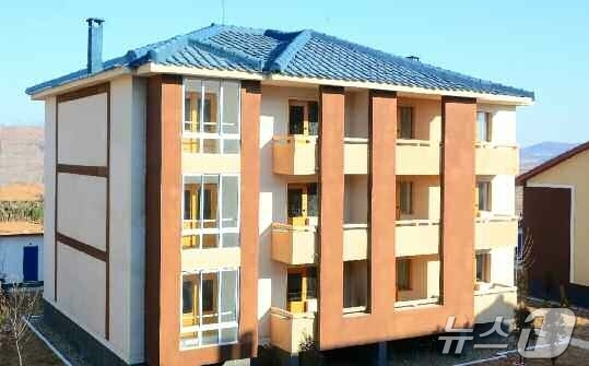 (평양 노동신문=뉴스1) = 북한 노동당 기관지 노동신문은 2일 "평안북도 룡천군 장산농장, 천마군 비화농장에 현대적인 문화주택들이 일떠섰다"고 보도했다. [국내에서만 사용가능. …