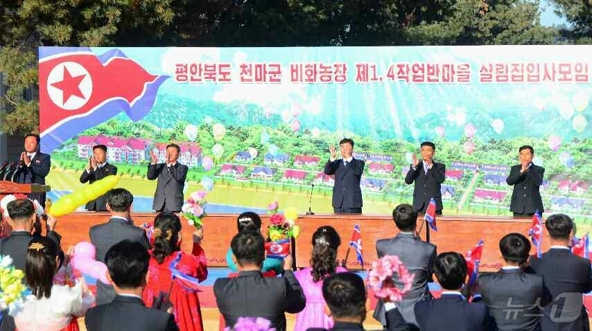 (평양 노동신문=뉴스1) = 북한 노동당 기관지 노동신문은 2일 "평안북도 용천군 장산농장, 천마군 비화농장에 현대적인 문화주택들이 일떠섰다"고 보도했다. [국내에서만 사용가능. …