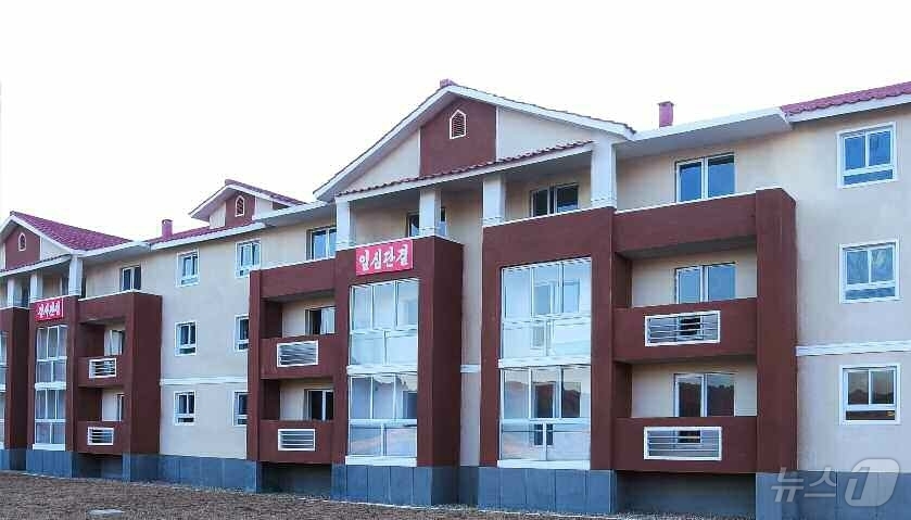 (평양 노동신문=뉴스1) = 북한 노동당 기관지 노동신문은 2일 "평안북도 용천군 장산농장, 천마군 비화농장에 현대적인 문화주택들이 일떠섰다"고 보도했다. [국내에서만 사용가능. …