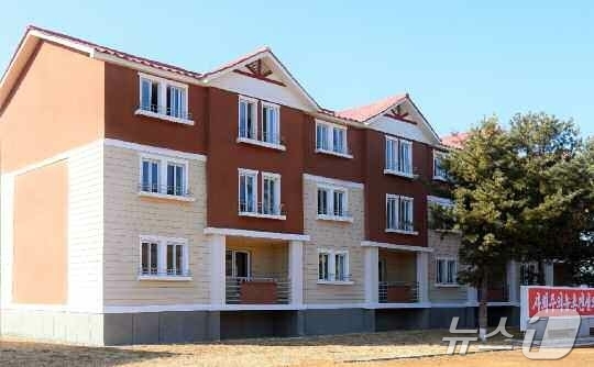 (평양 노동신문=뉴스1) = 북한 노동당 기관지 노동신문은 2일 "평안북도 룡천군 장산농장, 천마군 비화농장에 현대적인 문화주택들이 일떠섰다"고 보도했다. [국내에서만 사용가능. …