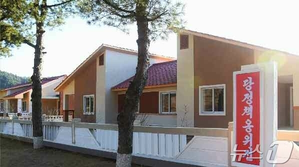 (평양 노동신문=뉴스1) = 북한 노동당 기관지 노동신문은 2일 "평안북도 용천군 장산농장, 천마군 비화농장에 현대적인 문화주택들이 일떠섰다"고 보도했다. [국내에서만 사용가능. …