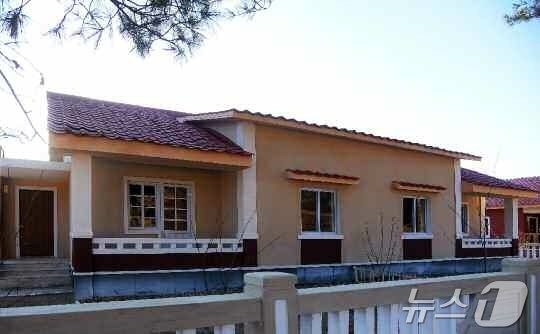 (평양 노동신문=뉴스1) = 북한 노동당 기관지 노동신문은 2일 "평안북도 용천군 장산농장, 천마군 비화농장에 현대적인 문화주택들이 일떠섰다"고 보도했다. [국내에서만 사용가능. …