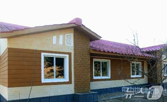 (평양 노동신문=뉴스1) = 북한 노동당 기관지 노동신문은 2일 "평안북도 용천군 장산농장, 천마군 비화농장에 현대적인 문화주택들이 일떠섰다"고 보도했다. [국내에서만 사용가능. …