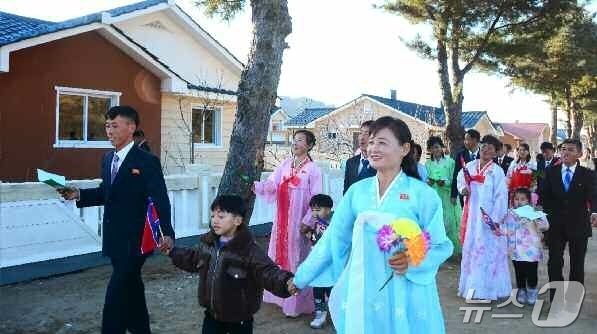 (평양 노동신문=뉴스1) = 북한 노동당 기관지 노동신문은 2일 "평안북도 룡천군 장산농장, 천마군 비화농장에 현대적인 문화주택들이 일떠섰다"고 보도했다. [국내에서만 사용가능. …