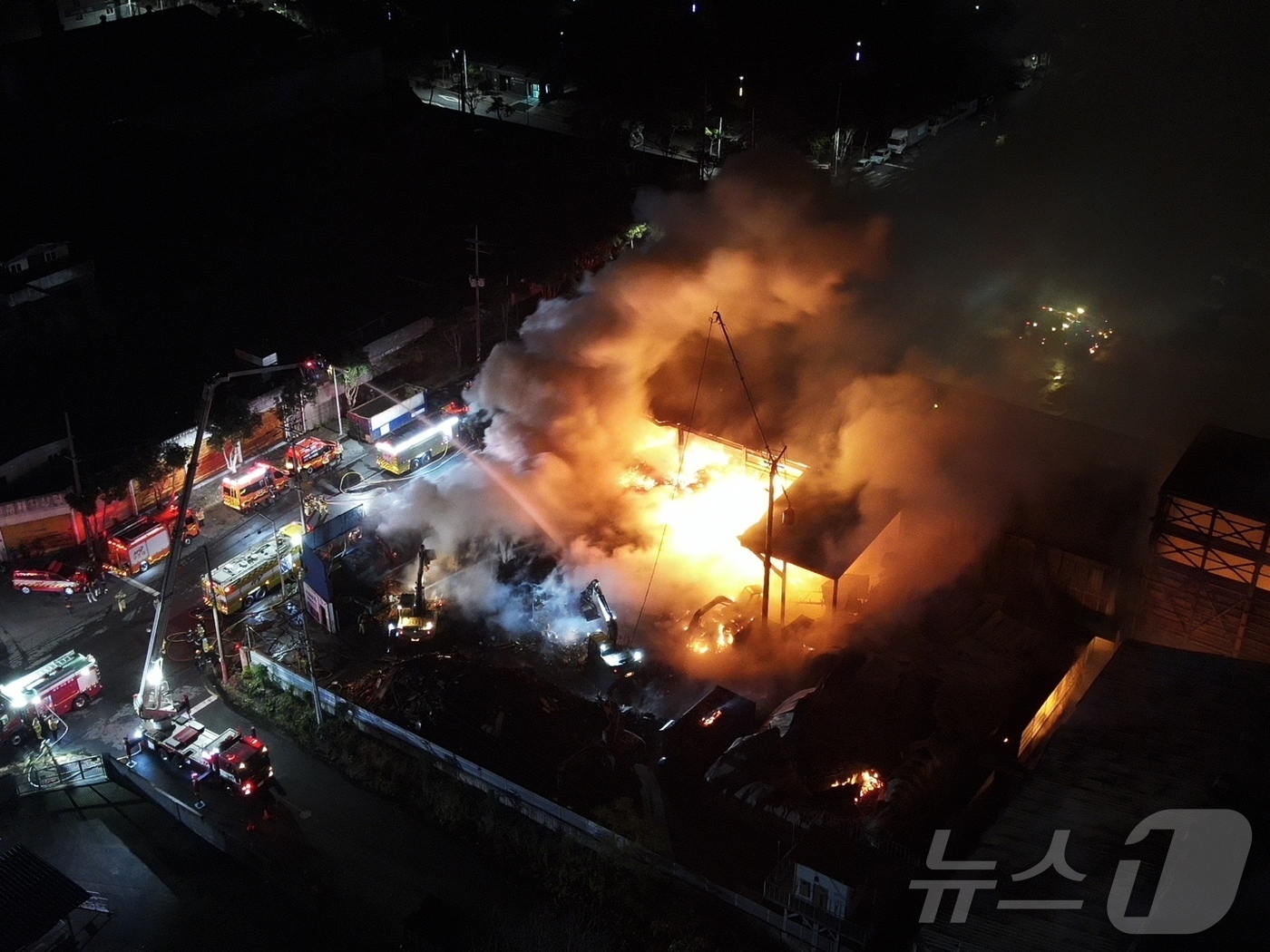 (제주=뉴스1) = 지난 1일 오후 9시27분쯤 발생한 제주 토평공업단지 야적장 화재 현장에서 소방당국이 진화작업을 하고 있다.(제주도소방안전본부 제공. 재판매 및 DB 금지) 2 …