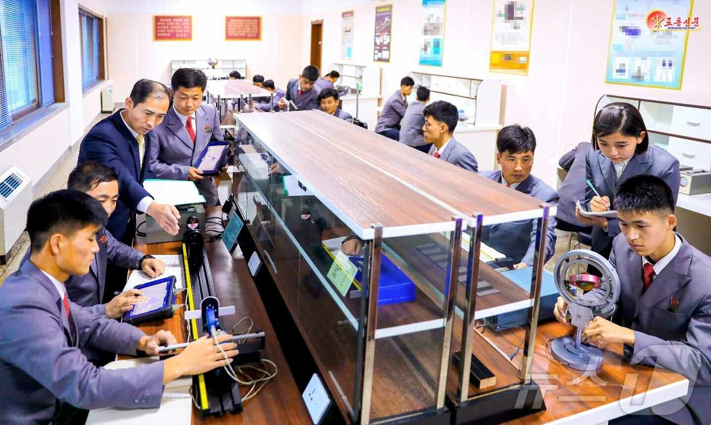 (평양 노동신문=뉴스1) = 북한 노동당 기관지 노동신문은 2일 "실험실습교육을 강화하여 학생들을 폭넓은 지식을 소유한 인재로 키우고 있다"며 김책공업종합대학을 조명했다. [국내에 …