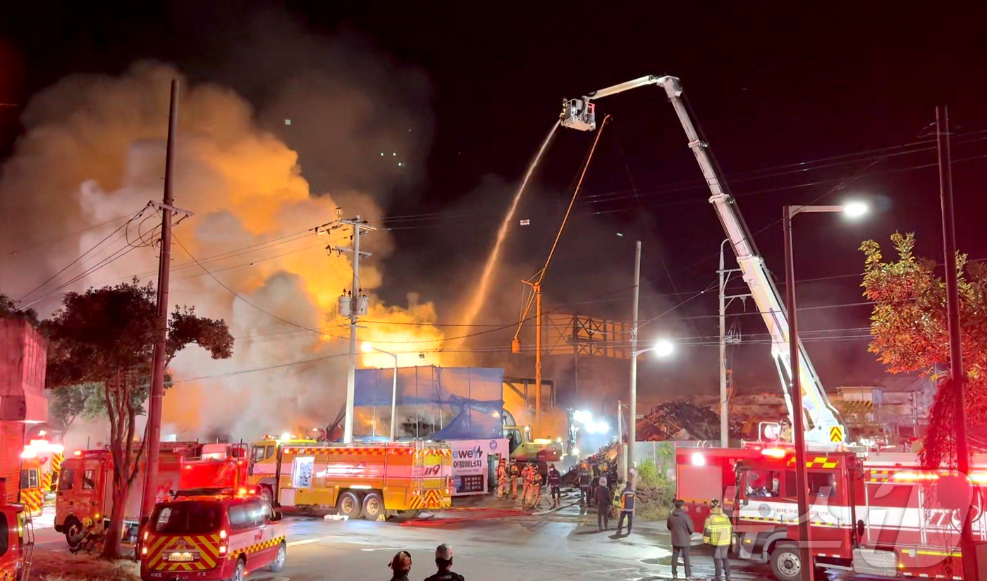 (제주=뉴스1) = 지난 1일 오후 9시27분쯤 발생한 제주 토평공업단지 야적장 화재 현장에서 소방당국이 진화작업을 하고 있다.(제주도소방안전본부 제공. 재판매 및 DB 금지) 2 …