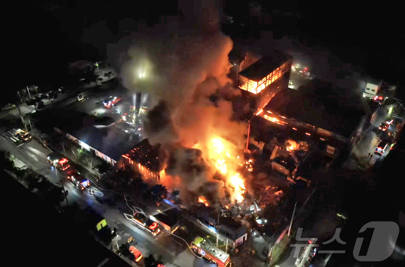 (제주=뉴스1) = 지난 1일 오후 9시27분쯤 발생한 제주 토평공업단지 야적장 화재 현장에서 소방당국이 진화작업을 하고 있다.(제주도소방안전본부 제공. 재판매 및 DB 금지) 2 …