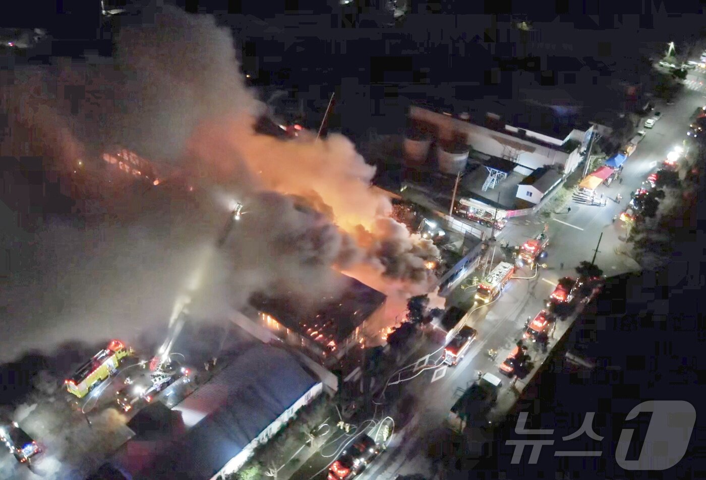 본문 이미지 - 지난 1일 오후 9시27분쯤 발생한 제주 토평공업단지 야적장 화재 현장에서 소방당국이 진화작업을 하고 있다.(제주도소방안전본부 제공. 재판매 및 DB 금지) 2025.12.2/뉴스1