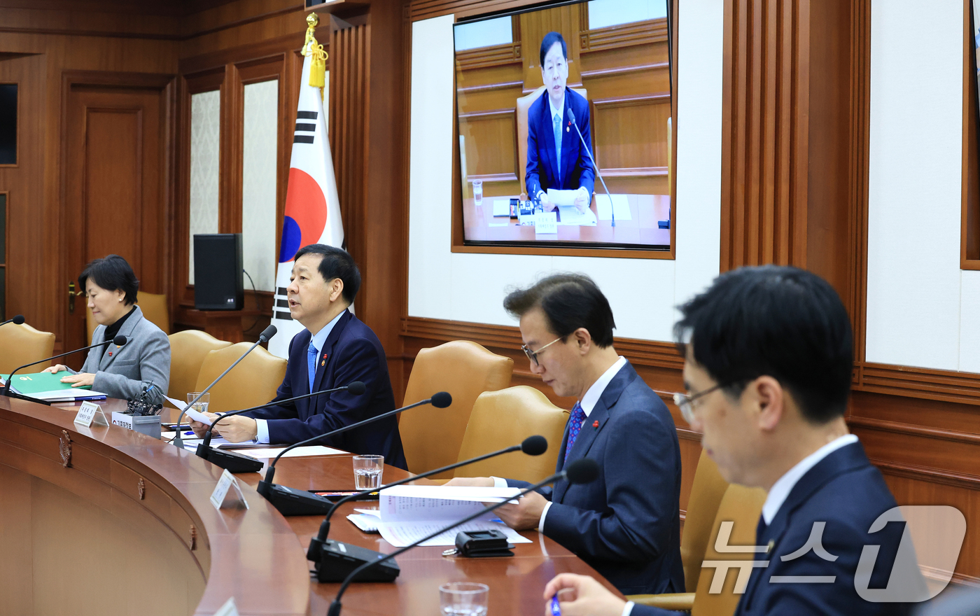 (서울=뉴스1) 임세영 기자 = 구윤철 경제부총리 겸 기획재정부 장관이 2일 서울 종로구 정부서울청사에서 열린 경제관계장관회의 겸 물가관계장관회의에서 모두발언을 하고 있다. 202 …