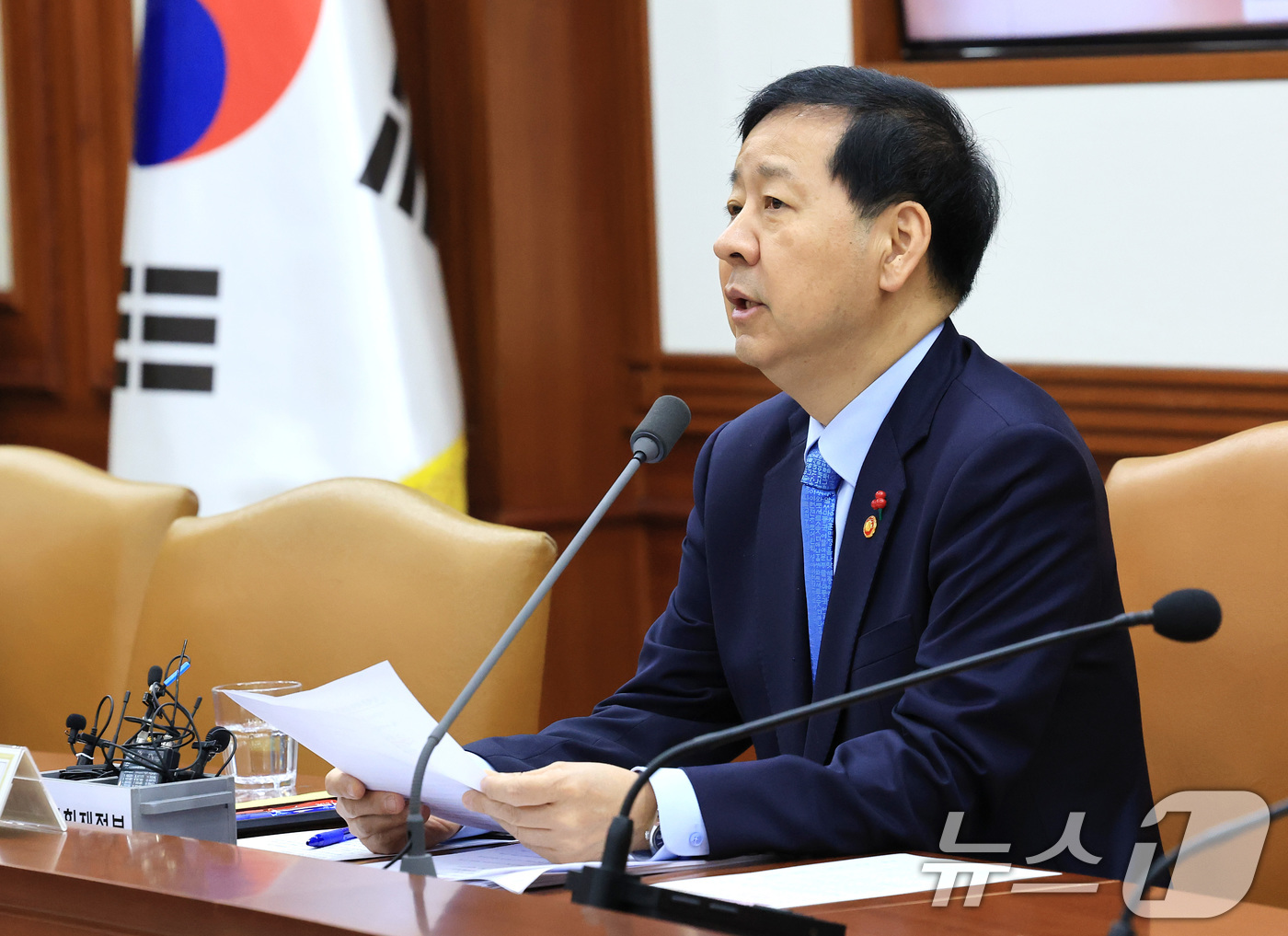 (서울=뉴스1) 임세영 기자 = 구윤철 경제부총리 겸 기획재정부 장관이 2일 서울 종로구 정부서울청사에서 열린 경제관계장관회의 겸 물가관계장관회의에서 모두발언을 하고 있다. 202 …