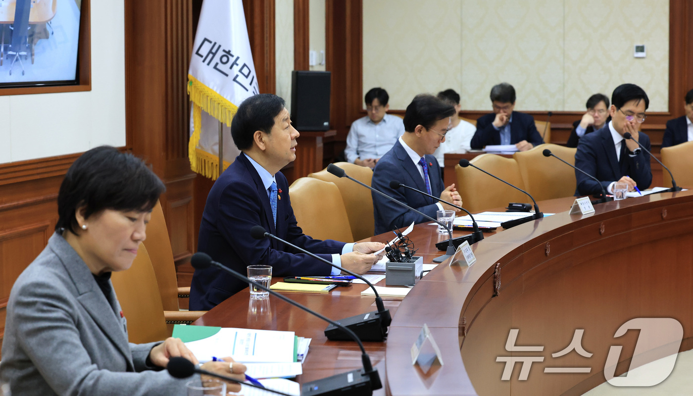 (서울=뉴스1) 임세영 기자 = 구윤철 경제부총리 겸 기획재정부 장관이 2일 서울 종로구 정부서울청사에서 열린 경제관계장관회의 겸 물가관계장관회의에서 모두발언을 하고 있다. 202 …