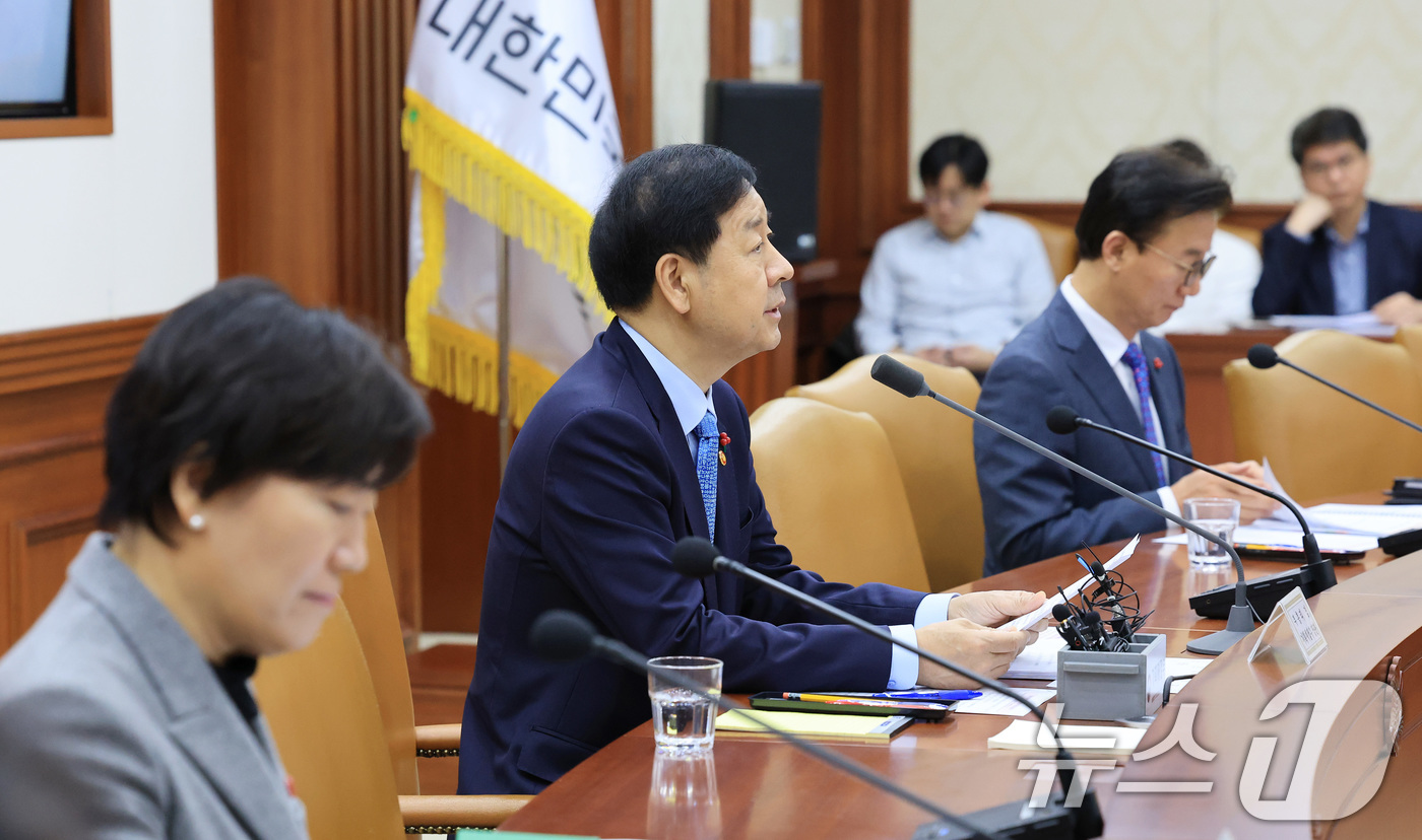 (서울=뉴스1) 임세영 기자 = 구윤철 경제부총리 겸 기획재정부 장관이 2일 서울 종로구 정부서울청사에서 열린 경제관계장관회의 겸 물가관계장관회의에서 모두발언을 하고 있다. 202 …