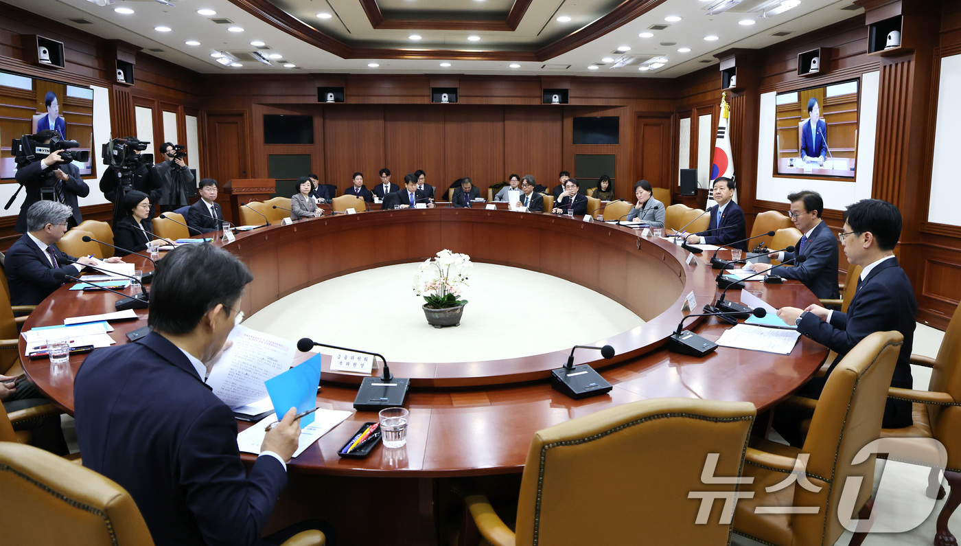 (서울=뉴스1) 임세영 기자 = 구윤철 경제부총리 겸 기획재정부 장관이 2일 서울 종로구 정부서울청사에서 열린 경제관계장관회의 겸 물가관계장관회의를 주재하고 있다. 2025.12. …