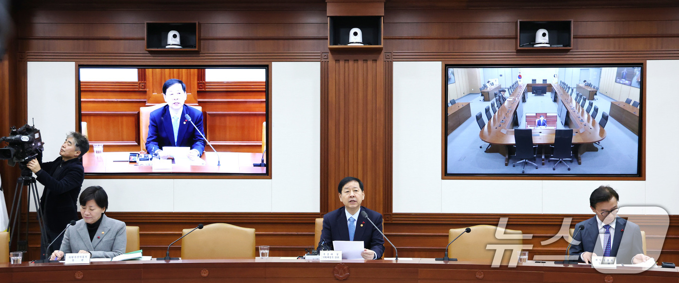 (서울=뉴스1) 임세영 기자 = 구윤철 경제부총리 겸 기획재정부 장관이 2일 서울 종로구 정부서울청사에서 열린 경제관계장관회의 겸 물가관계장관회의에서 모두발언을 하고 있다. 202 …