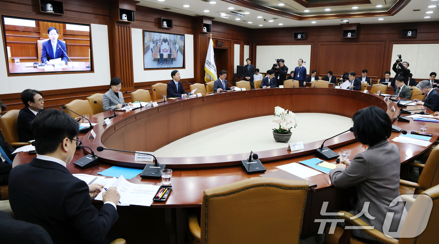 (서울=뉴스1) 임세영 기자 = 구윤철 경제부총리 겸 기획재정부 장관이 2일 서울 종로구 정부서울청사에서 열린 경제관계장관회의 겸 물가관계장관회의에서 모두발언을 하고 있다. 202 …