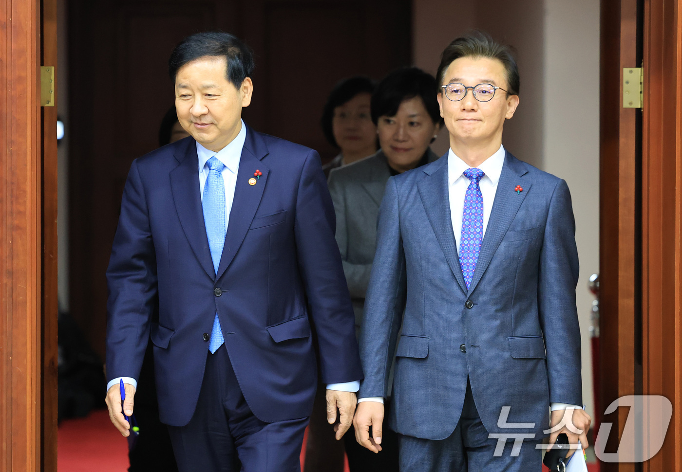 (서울=뉴스1) 임세영 기자 = 구윤철 경제부총리 겸 기획재정부 장관(왼쪽), 전재수 해양수산부 장관 등이 2일 서울 종로구 정부서울청사에서 열린 경제관계장관회의 겸 물가관계장관회 …