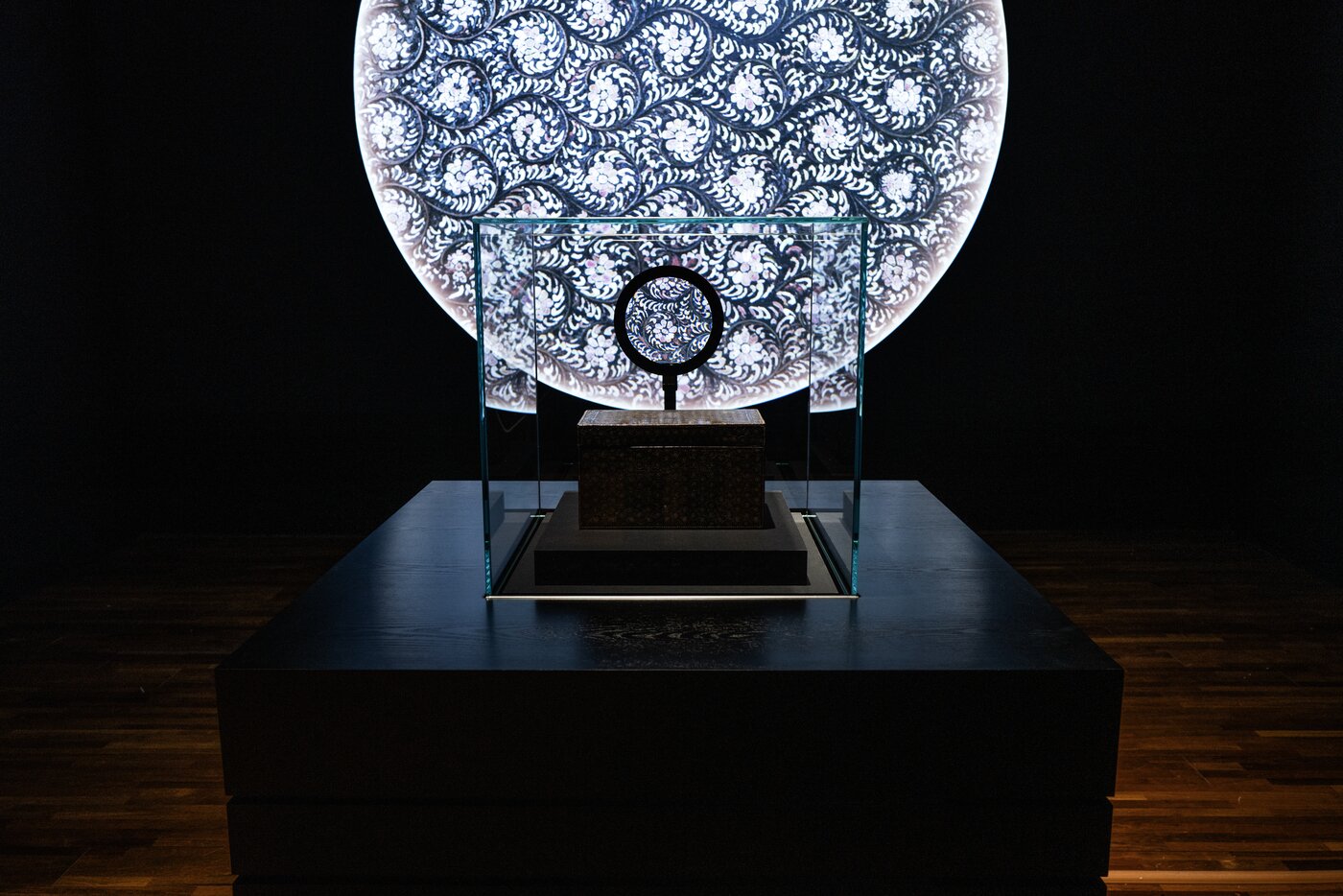 본문 이미지 - 2부 '분석연구, 시간을 밝히다' 전시실 전경(국가유산청 제공)