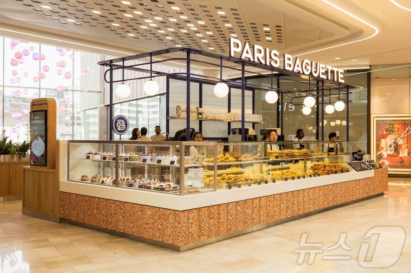 (서울=뉴스1) = SPC그룹의 파리바게뜨가 영국 런던에 ‘웨스트필드(Westfield)점’을 열며 글로벌 700호점을 돌파했다고 2일 밝혔다. 2024년 10월 중순 600호점을 …