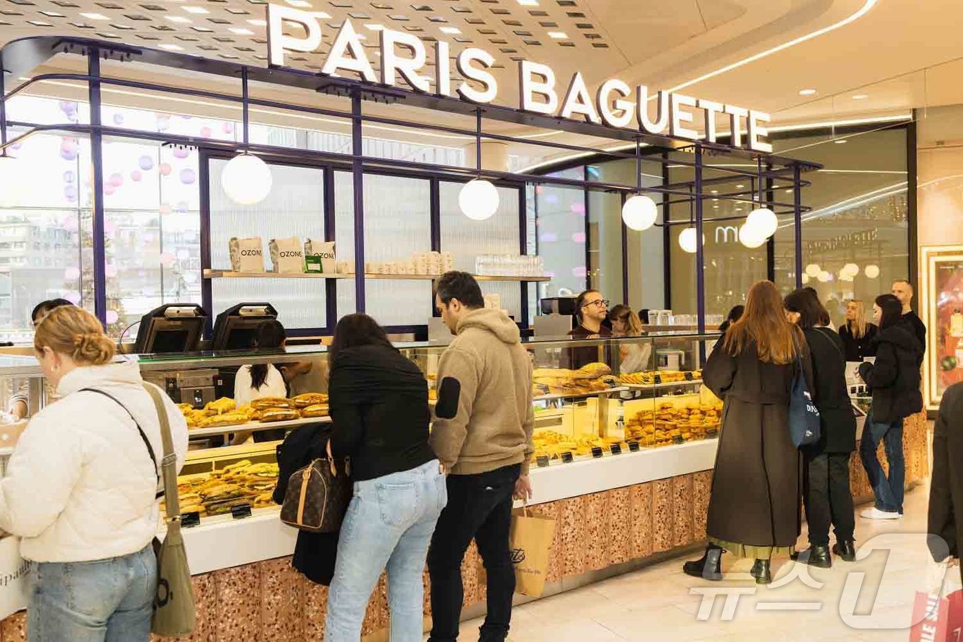 (서울=뉴스1) = SPC그룹의 파리바게뜨가 영국 런던에 ‘웨스트필드(Westfield)점’을 열며 글로벌 700호점을 돌파했다고 2일 밝혔다. 2024년 10월 중순 600호점을 …