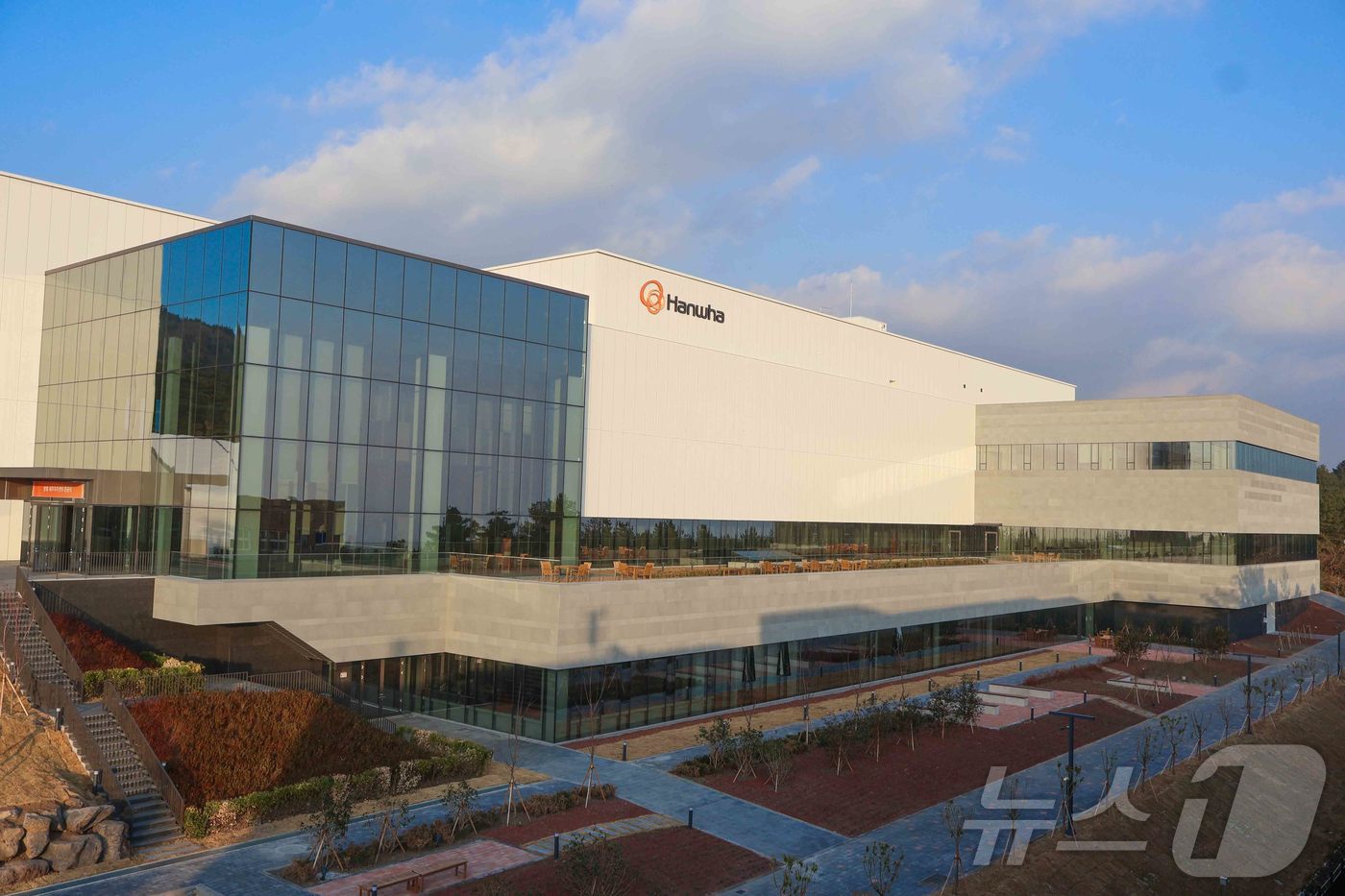 (서울=뉴스1) = 한화시스템이 민간 기업이 주도하는 위성제조 인프라로는 국내 최대 규모인 ‘제주우주센터’를 준공했다고 2일 밝혔다. 사진은 한화시스템이 제주 서귀포시 하원동에 준 …