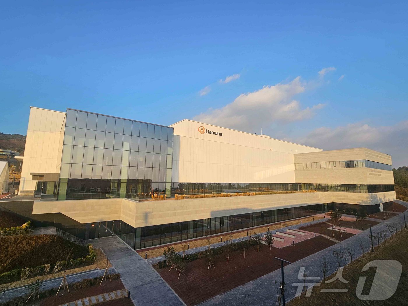 본문 이미지 - 사진은 한화시스템이 제주 서귀포시 하원동에 준공한 제주우주센터의 모습. (한화시스템 제공. 재판매 및 DB 금지) 2025.12.2/뉴스1