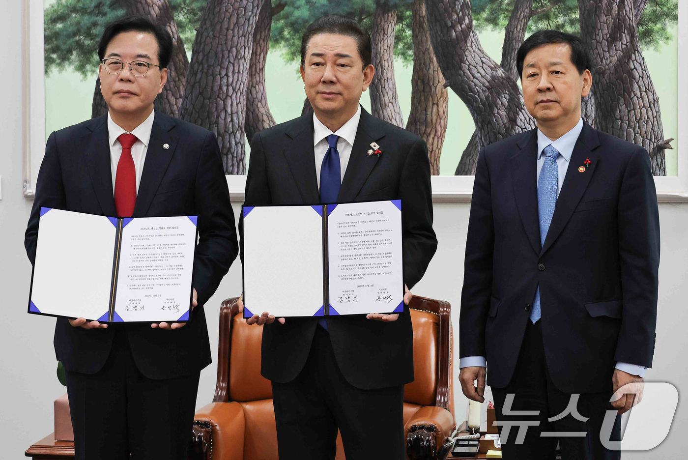 (서울=뉴스1) 유승관 기자 = 송언석 국민의힘 원내대표(왼쪽부터), 김병기 더불어민주당 원내대표, 구윤철 부총리 겸 기획재정부 장관이 2일 서울 여의도 국회에서 2026년도 예산 …