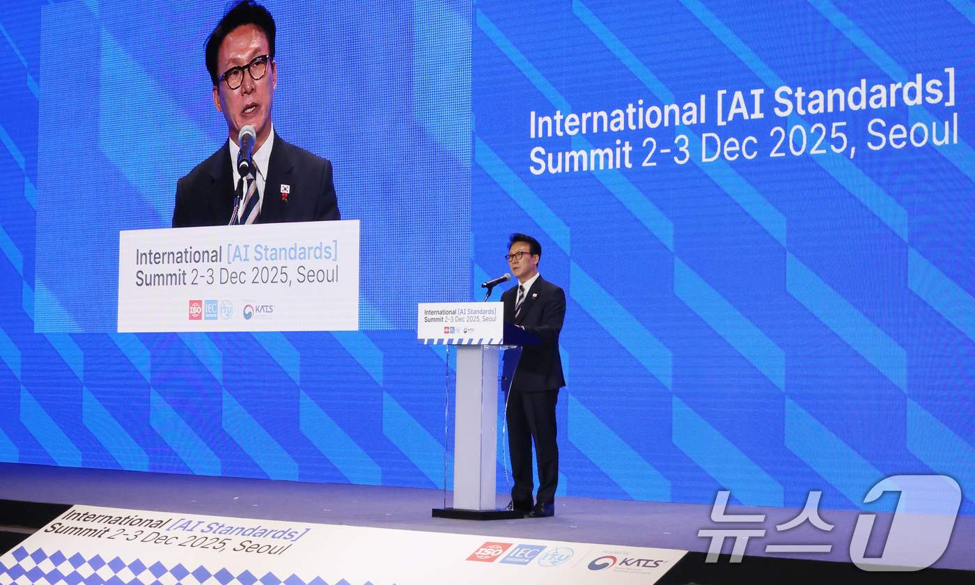(서울=뉴스1) 청사사진기자단 = 김민석 국무총리가 2일 오전 서울 중구 신라호텔에서 열린 2025 국제 AI 표준 서밋 개회식에서 환영사를 하고 있다.  2025.12.2/뉴스1 …