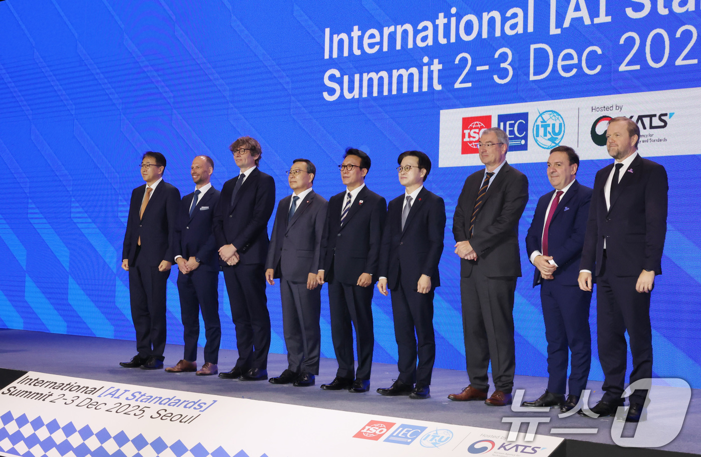 (서울=뉴스1) 청사사진기자단 = 김민석 국무총리가 2일 오전 서울 중구 신라호텔에서 열린 2025 국제 AI 표준 서밋 개회식에서 주요 참석자들과 기념촬영을 하고 있다.왼쪽부터 …