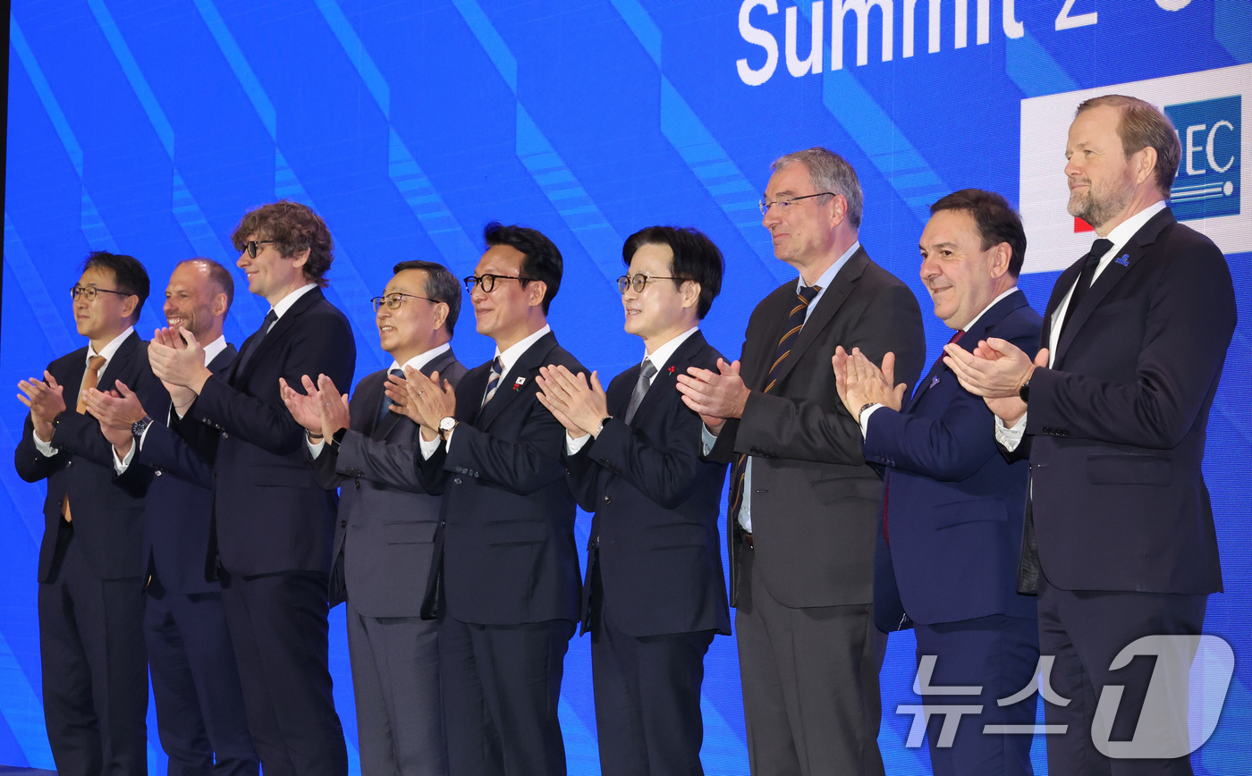 (서울=뉴스1) 청사사진기자단 = 김민석 국무총리가 2일 오전 서울 중구 신라호텔에서 열린 2025 국제 AI 표준 서밋 개회식에서 주요 참석자들과 기념촬영을 하고 있다.왼쪽부터 …