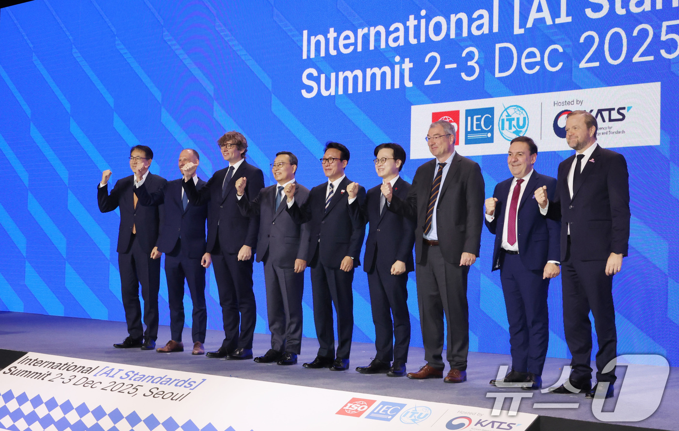 (서울=뉴스1) 청사사진기자단 = 김민석 국무총리가 2일 오전 서울 중구 신라호텔에서 열린 2025 국제 AI 표준 서밋 개회식에서 주요 참석자들과 기념촬영을 하고 있다.왼쪽부터 …